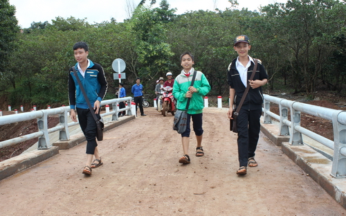 Niềm vui của các em học sinh bon Bu Bơ khi ngày ngày được đến trường trên cây cầu mới